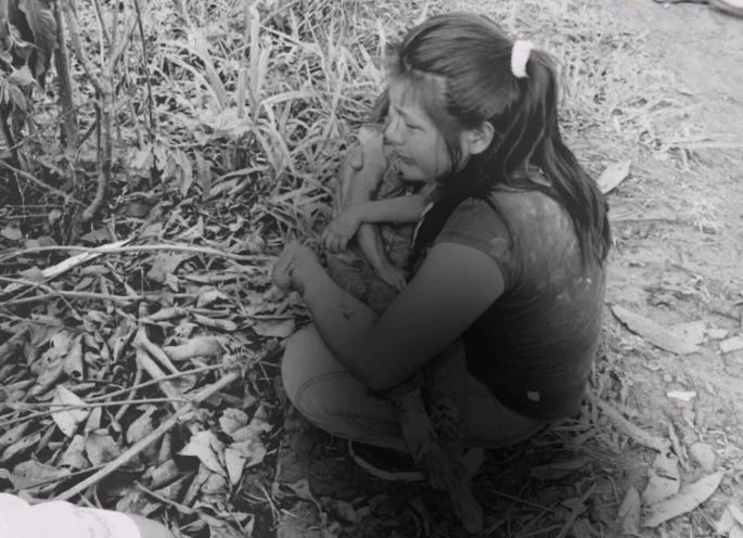Niña muere en los brazos de su madre tras ser atropellada