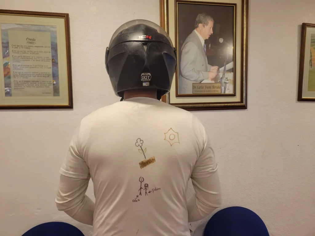 El hombre me pidió le tome la foto con un dibujo en su camiseta que su hija hizo cuando le juró cambiar