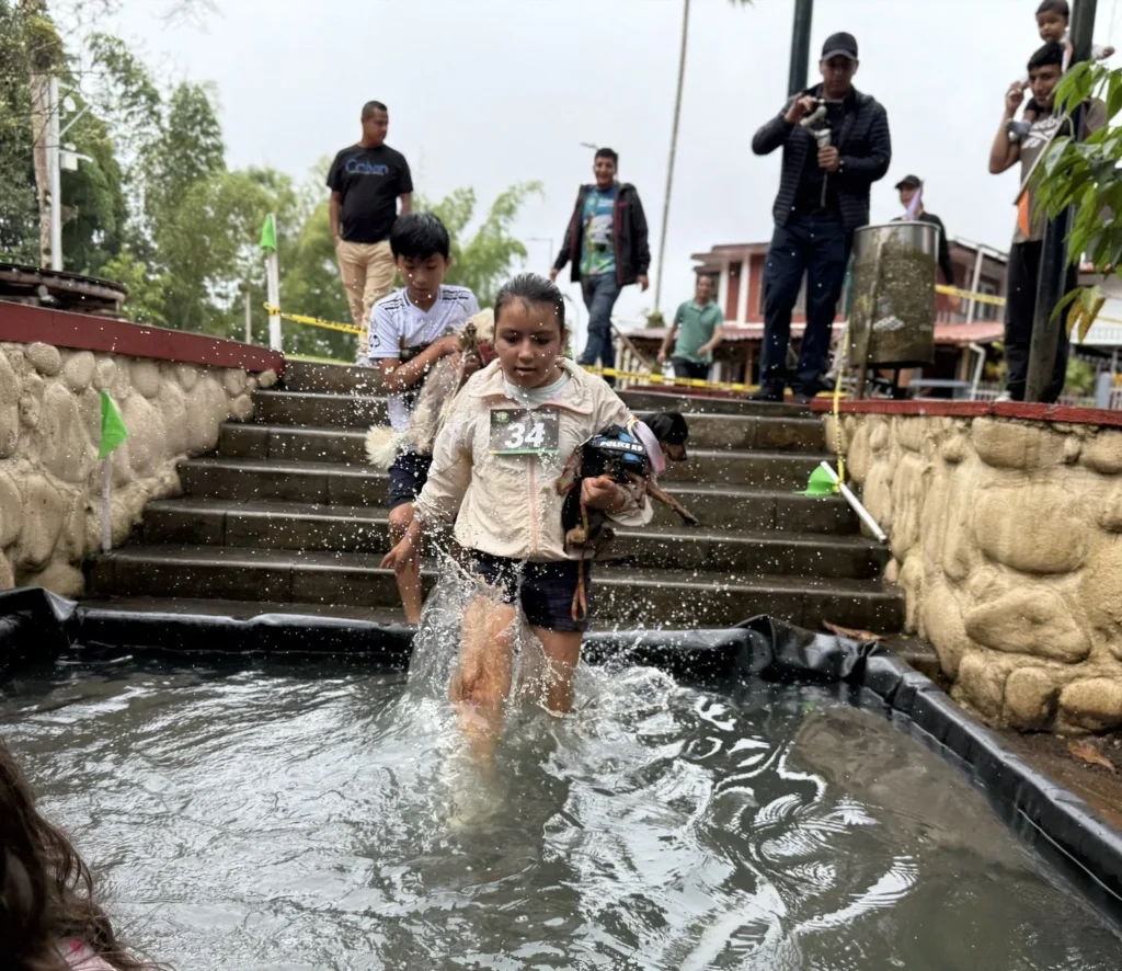 Perrocross pone al límite a atletas de Morona junto a sus perros