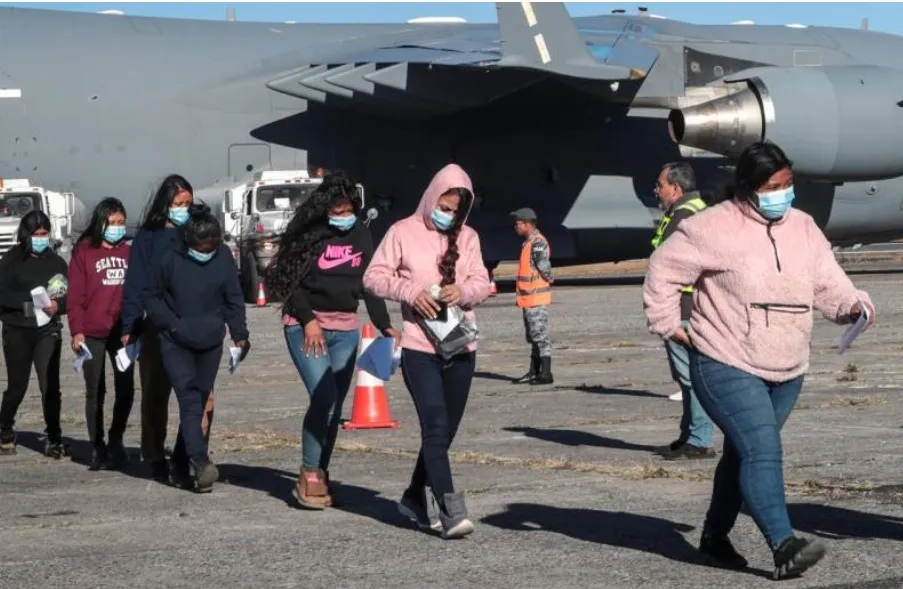 Trump ofrece USD 1.000 para que migrantes se 'autodeporten'