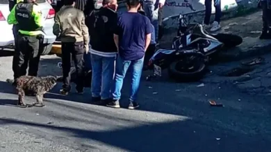 Vehículo choca moto en Guaranda y huye del lugar