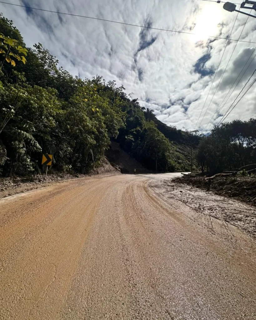 Vía Macas-Limón fue habilitada tras deslizamiento de tierra