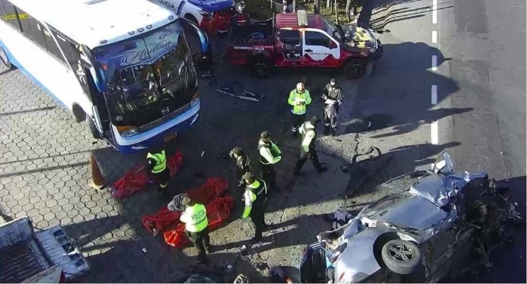 Tres muertos en accidente de tránsito al ingreso a Machachi