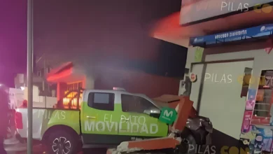 Choque entre dos carros, un patrullero involucrado.