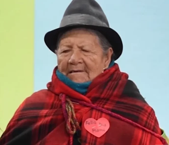 Adulta mayor ciega celebra el día de las madres