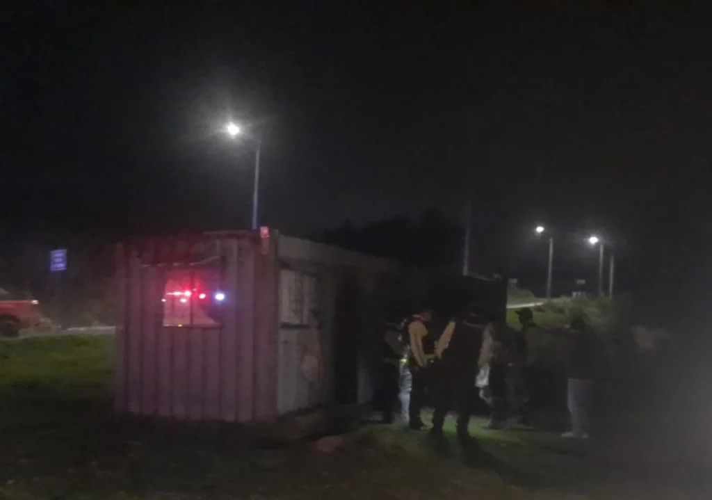 Mujer murió por inhalación de gas tóxico dentro de contenedor.