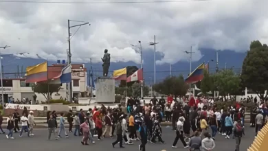 Ambato comerciantes realizan marcha en contra de la informalidad.