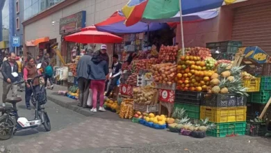 Ambato continúa la informalidad afuera del mercado Modelo.