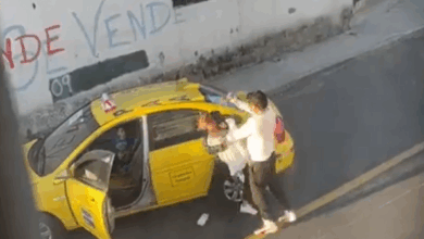 Hombre golpea a mujer con su bebé en brazos en Quito