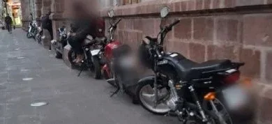 Espacios públicos de Ambato convertidos en parqueaderos.