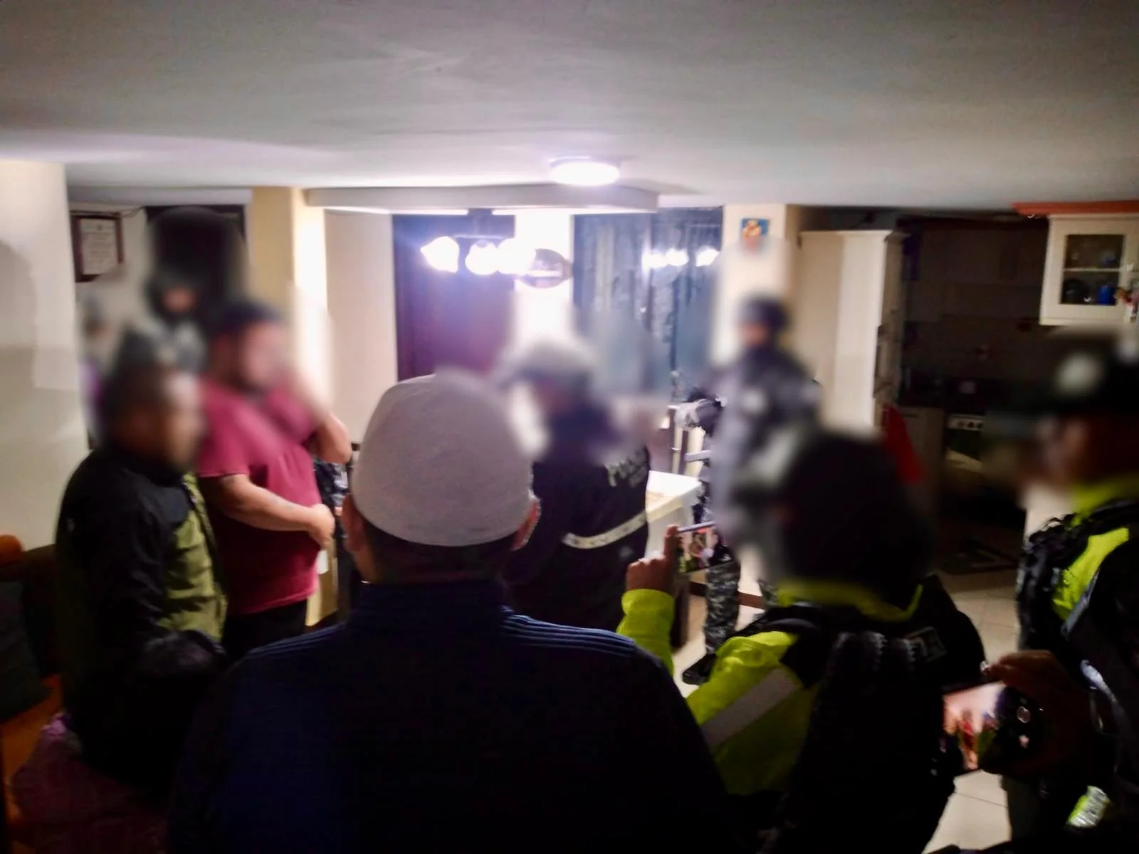 7 personas detenidas tras allanamientos en Guano y Riobamba - La Prensa ...