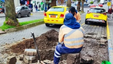 Guaranda realiza reparación de tubería en vía principal