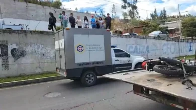 Motociclista muere tras chocar contra un poste en Ambato.