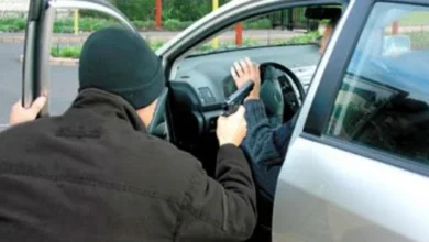 Sujetos armados asaltan a dos personas en Ambato.