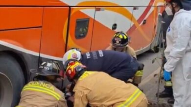 Chofer quedó atrapado debajo del bus y fue rescatado en Cuenca