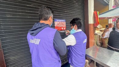 Clausuran local tras encontrar cucarachas y comida dañada