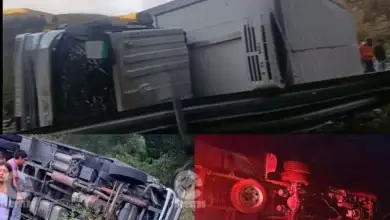 Camión se volcó en la vía Guaranda - Riobamba.