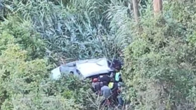 Carro cae a quebrada en Ambato y deja dos personas heridas.