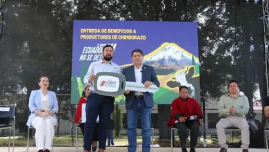 Ministro MAG dio títulos y vehículos a productores de Chimborazo