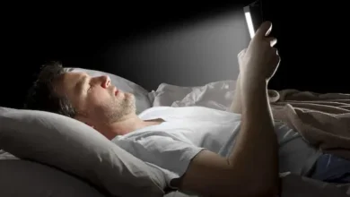 Usar el celular antes de dormir afecta a la salud, según estudios.