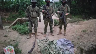 Militares de la Brigada Blindada Galápagos hallan arma en casa abandonada