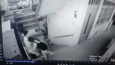 Mujer muere en trágica caída por evitar que le revisen el celular