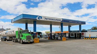 Despidos en Petroecuador: Estación de servicio Petroecuador atendiendo a vehículos, la cara pública de la empresa estatal en medio del anuncio de despidos y reestructuración.