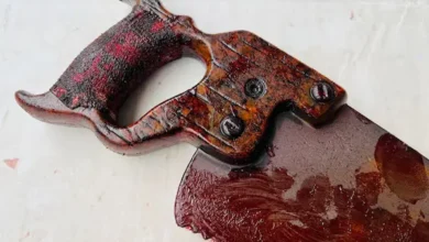 Madre asesina a su propio hijo con una sierra de cortar metales