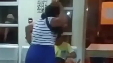 Madre castiga con latigazos a su hijo detenido y se hace viral con un video