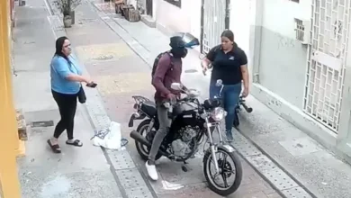 Delincuentes en moto asaltan a 2 mujeres a mano armada