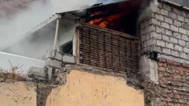 Incendio consume una bodega en el centro de Ambato.