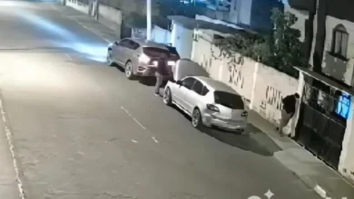 Ladrones se llevan partes y accesorios de un carro en Ambato.
