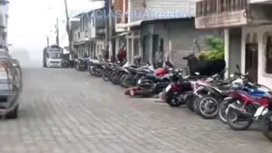 Toro escapa de un camión y provoca daños a motocicletas en Bolívar.