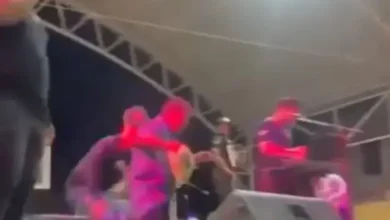 Joven con discapacidad es lanzado de escenario en concierto