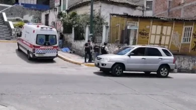 Encuentran cuerpo de hombre sin vida en una calle de Ambato.