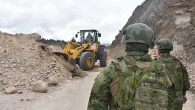 Ejército Ecuatoriano despeja escombros de la vía Riobamba – Cuenca