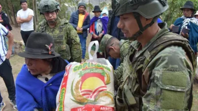 Ejército lleva esperanza a familia afectada por deslizamiento en Alausí