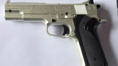 Policía detuvo a un hombre y 2 armas de fuego en Riobamba