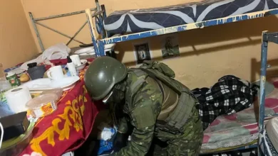 Ejército decomisó armas y celulares en Riobamba y Guaranda