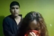 Mujer es sorprendida con repartidor y su esposo la golpea
