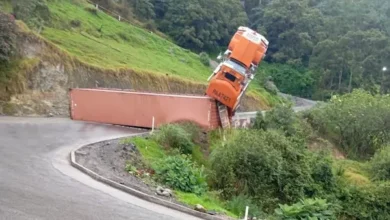 Tráiler se volcó en Alausí y bloqueó la vía hacia Cuenca