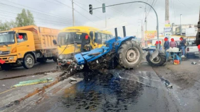 Accidente entre bus y tractor deja 3 heridos en Latacunga.