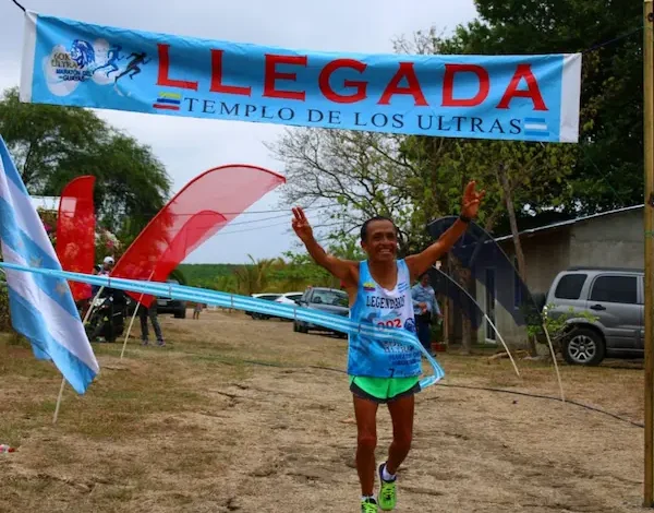 Atleta chimboracense de 64 años se prepara para correr 100km.