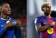 Chelsea vs Barcelona: Moisés Caicedo recibe a Lamine Yamal.