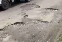 Habitantes de Caluma exigen reparación de huecos en calles.