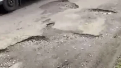 Habitantes de Caluma exigen reparación de huecos en calles.