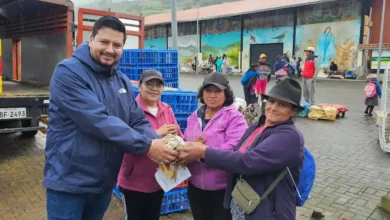 Diego Barba entrega pollos