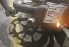 Motociclista muere y mujer herida tras accidente en Ambato.