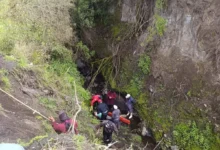 Moto con 2 personas se cayó a un barranco en Guano