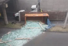 Tráiler cargado con vidrio se vuelca en el paso lateral de Ambato